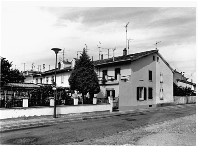 Ancienne cité. Type de maisons en bande, contiguës, avec cave en sous-sol (A. sur le plan de Penot).