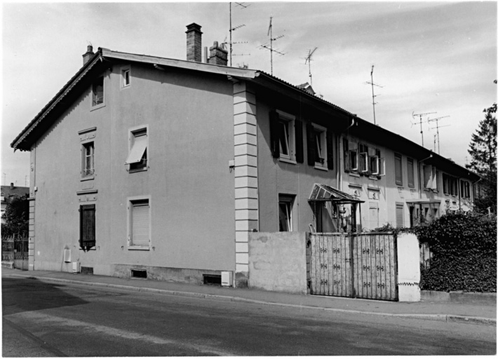 Ancienne cité. Type de maisons en bande, contiguës, avec cave en sous-sol (G. sur le plan de Penot).