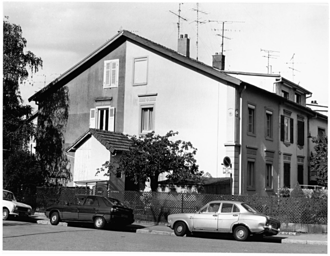 Nouvelle cité. Pignons sur rues, maisons carrées à quatre unités. Vue de trois quarts.