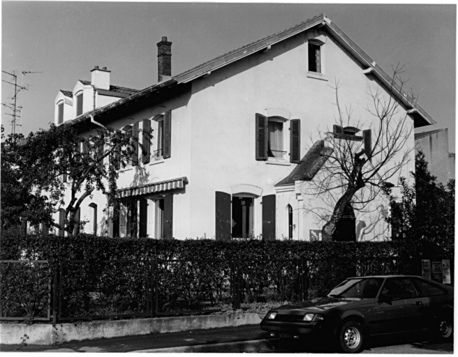 Nouvelle cité. Centre socio-culturel aménagé en 1887 dans une maison (type N sur le plan de Penot). Vue de trois quarts.