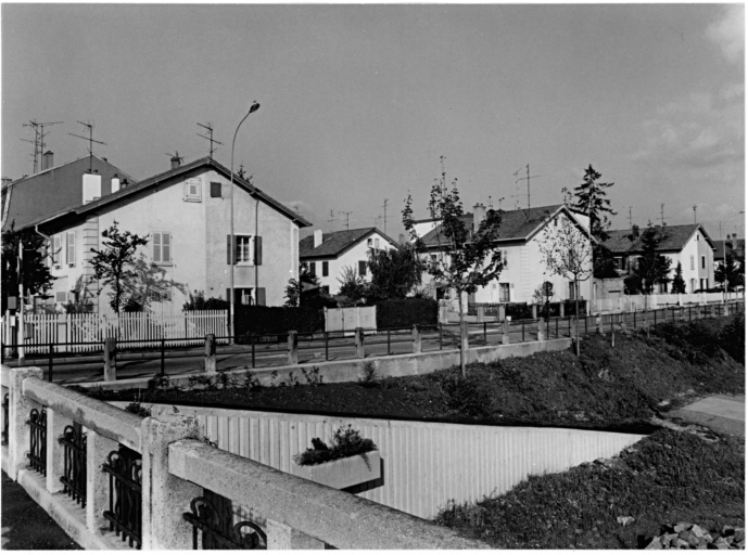 Nouvelle cité. Alignement depuis le pont sur le canal : maisons : maisons carrées à quatre unités de deuxième et troisième format (type M à gauche et N à droite sur le plan de Penot).