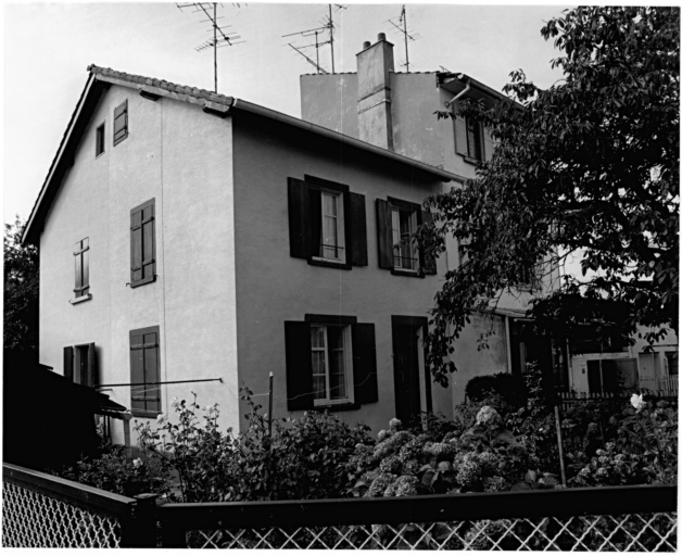 Nouvelle cité. Maisons carrées à quatre unités de troisième format, la maison de droite a été rehaussée d'un étage (type N sur le plan de Penot). Vue de trois quarts.