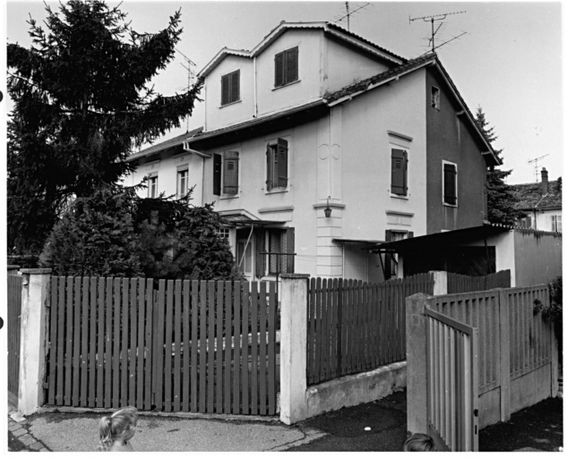 Nouvelle cité. Maisons carrées à quatre unités de troisième format avec mansardes (type N sur le plan de Penot). Vue de trois quarts.