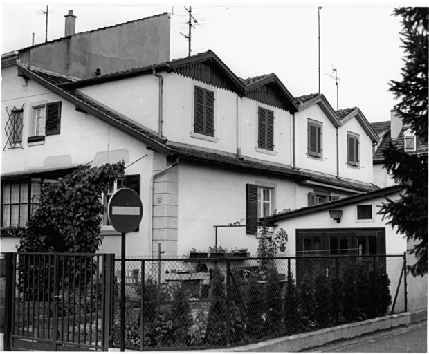 Nouvelle cité. Maisons en rez-de-chaussée avec mansardes.