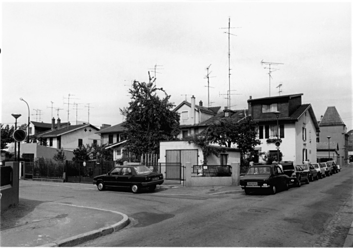 Ancienne cité. Alignement : maisons contiguës en bande (type A sur le plan de Penot, nombreux garages construits sur les parcelles).