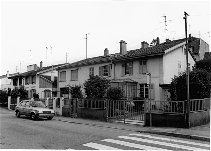 Ancienne cité. Maisons carrées à quatre unités sans cave (type B' sur le plan de Penot, la maison à gauche est moderne).