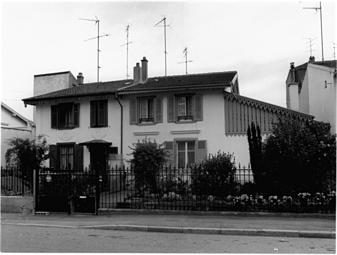 Ancienne cité. Maisons carrées à quatre unités sans cave (type B sur le plan de Penot).