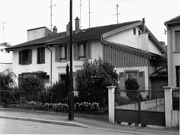 Ancienne cité. Maisons carrées à quatre unités sans cave (type B' sur le plan de Penot).