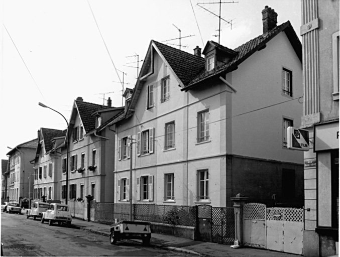 Nouvelle cité. Maisons en bordure de la cité.