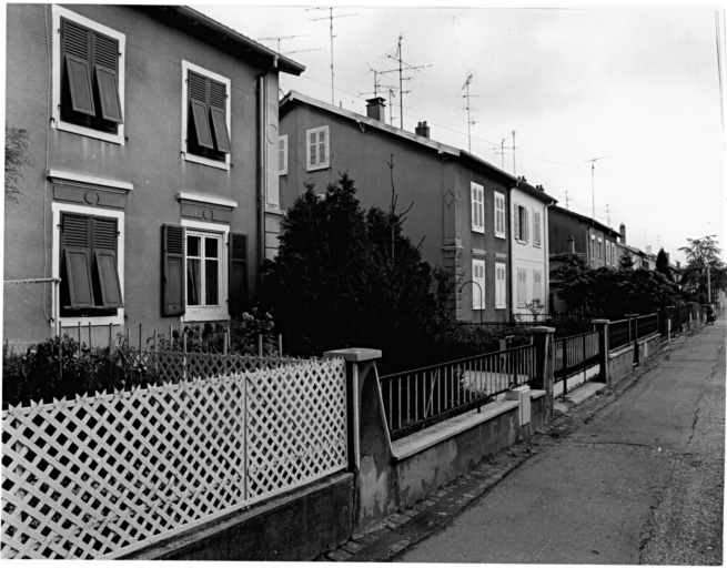 Nouvelle cité : vue des façades sur rue Sainte-Anne depuis la rue Gustave-Doré.