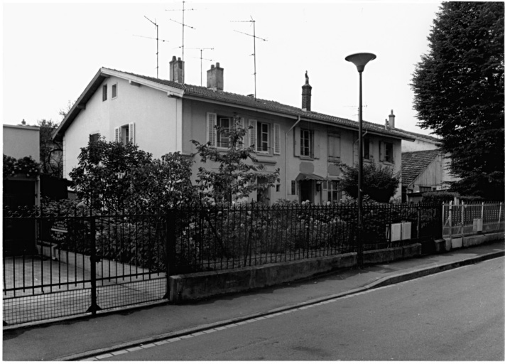 Première cité. Type de maisons carrées à quatre unités (celle de l'extrémité à droite à du être rajoutée plus tardivement) (type B' sur le plan de Penot).