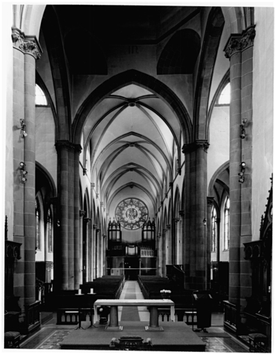 Intérieur : vue depuis le choeur.