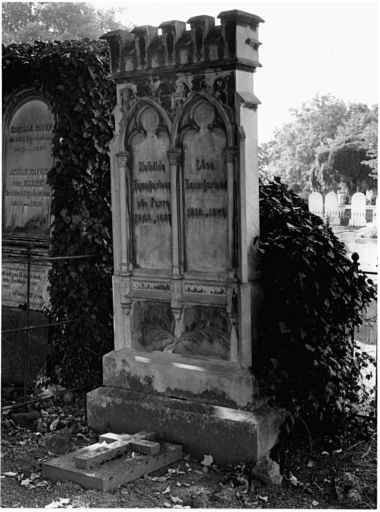 Cimetière protestant : tombeau de Mathilde Baumgartner née Favre et de Léon Baumgartner (allée b). Vue d'ensemble.