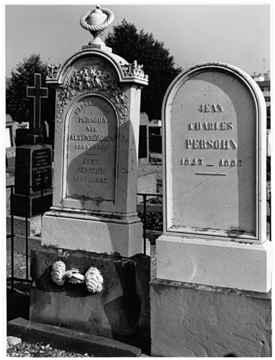 Cimetière protestant : tombeaux d'Elisabeth Persohn, de Jean Persohn et de Jean-Charles Persohn (allée b). Vue d'ensemble.