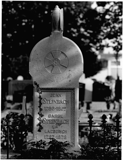 Cimetière protestant : tombeau de Jean et Barbe Steinbach (allée a). Vue d'ensemble.