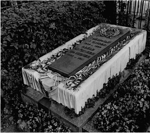 Cimetière protestant : tombeau de Théophile Aichinger et de Adèle Aichinger, née Hubner (secteur PQ). Vue d'ensemble.