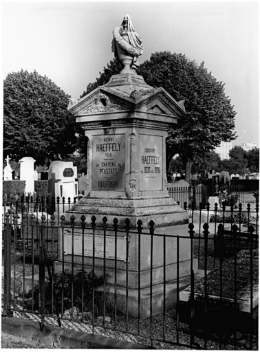 Cimetière protestant : tombeau de Henri Haeffely fils, de Pfastatt (allée a). Vue d'ensemble.