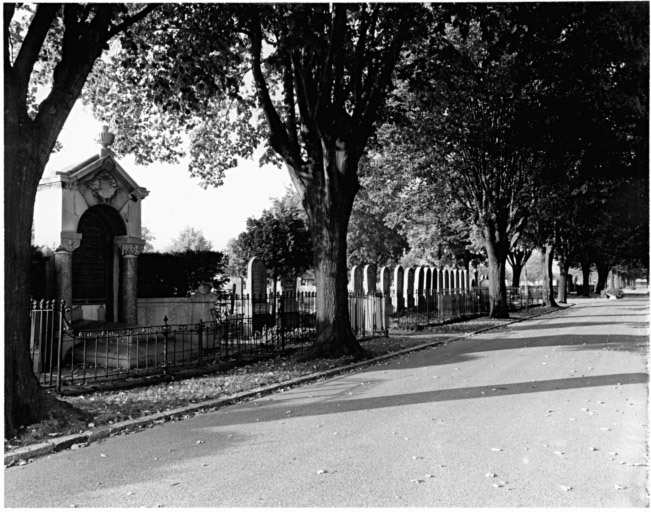 Vue d'une chapelle funéraire et de stèles dans l'allée B du cimetière protestant.