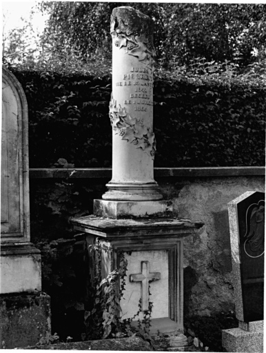 Cimetière protestant : tombeau de Jules Pierrecy (allée a). Vue d'ensemble.