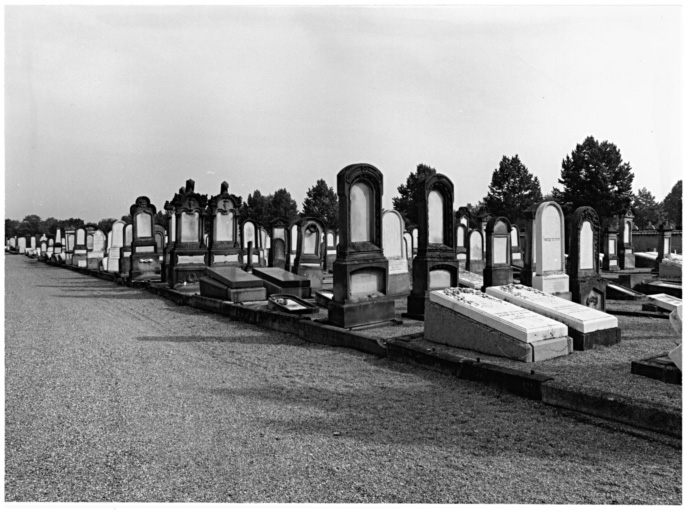 Cimetière israélite : vue de la partie droite.