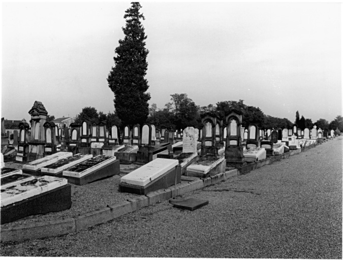 Cimetière israélite : vue de la partie gauche.