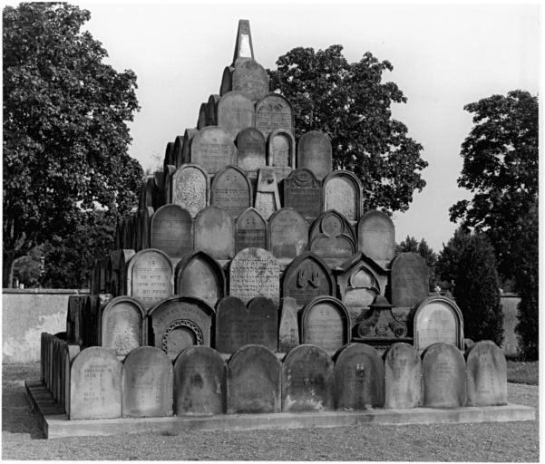 Cimetière israélite : monument commémoratif édifié avec des stèles déplacées, inauguré le 8 septembre 1974.