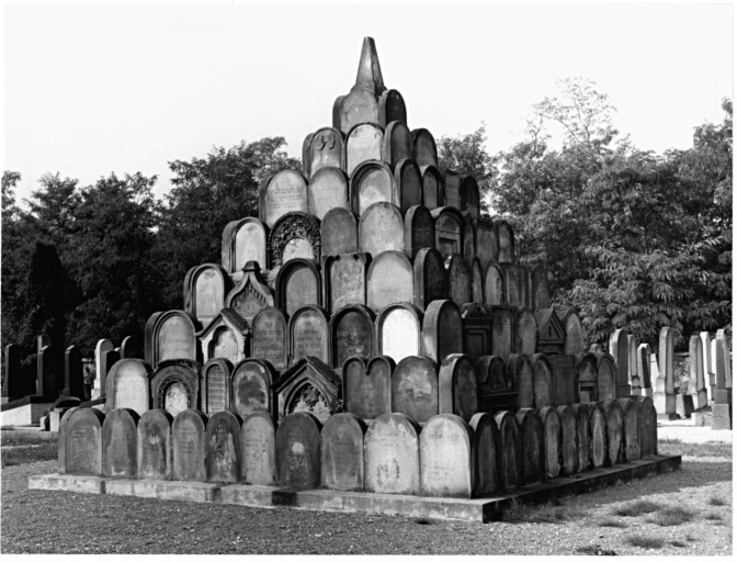 Cimetière israélite : monument commémoratif.