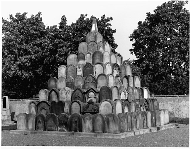 Cimetière israélite : monument commémoratif en pyramide, formé de stèles provenant du cimetière.