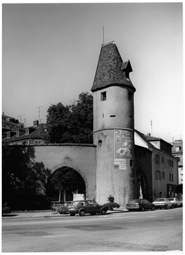 Vue de la tour du Bollwerck sur la rue de Metz.