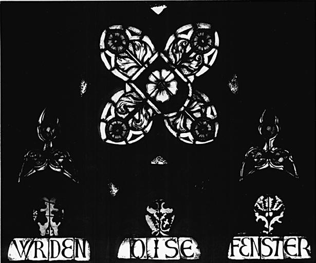 Tête de lancettes avec inscription et tympan.