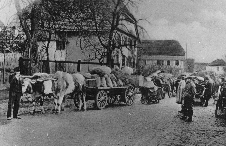 Vue d'une rue pendant l'exode en 1914.