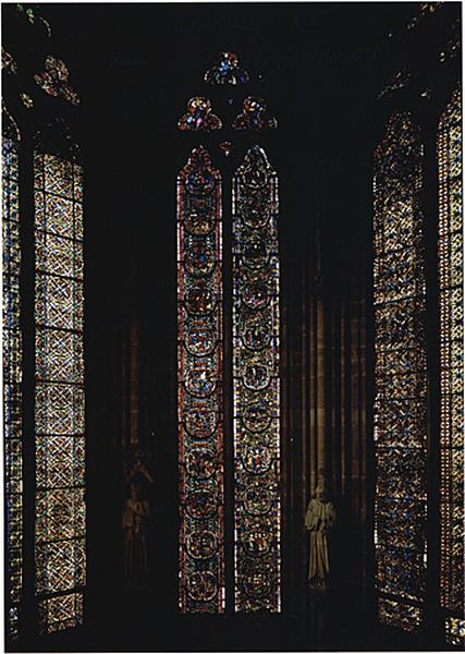 Vue d'ensemble de la verrière typologique de la vie du Christ.