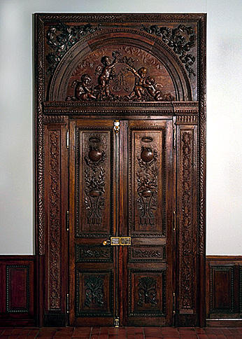 Porte principale du salon d'été de l'abbesse Xavière de Ferrette, démontée à la Révolution, entreposée au musé d'impression sur étoffes à Mulhouse, puis remontée à Masevaux dans le choeur de l'ancienne abbatiale (ancien tribunal)