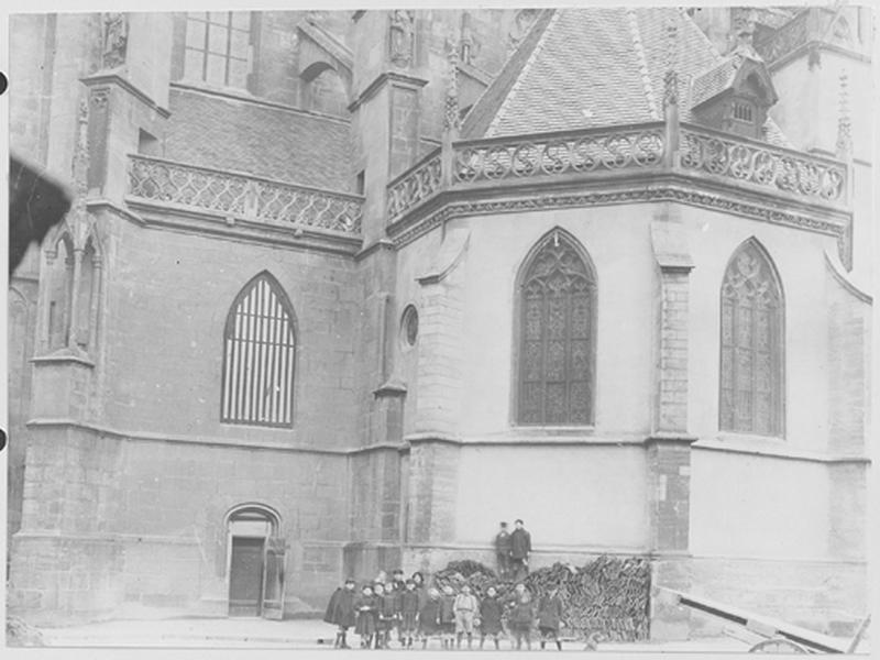 Façade sud : vue partielle avec la chapelle de la Vierge.