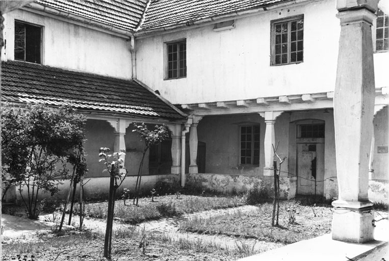 Hôpital militaire installé dans l'ancien couvent des Capucins ; cloître de la Chapelle de l'Hôpital avant 1939.