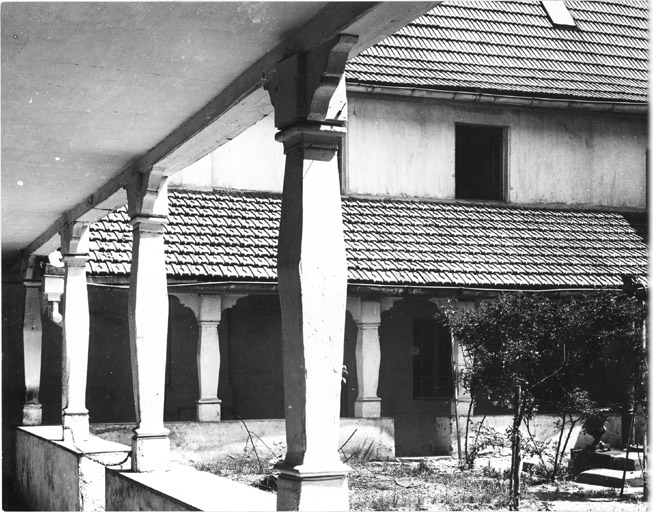 Hôpital militaire installé dans l'ancien couvent des Capucins ; cloître de la Chapelle de l'Hôpital avant 1939.