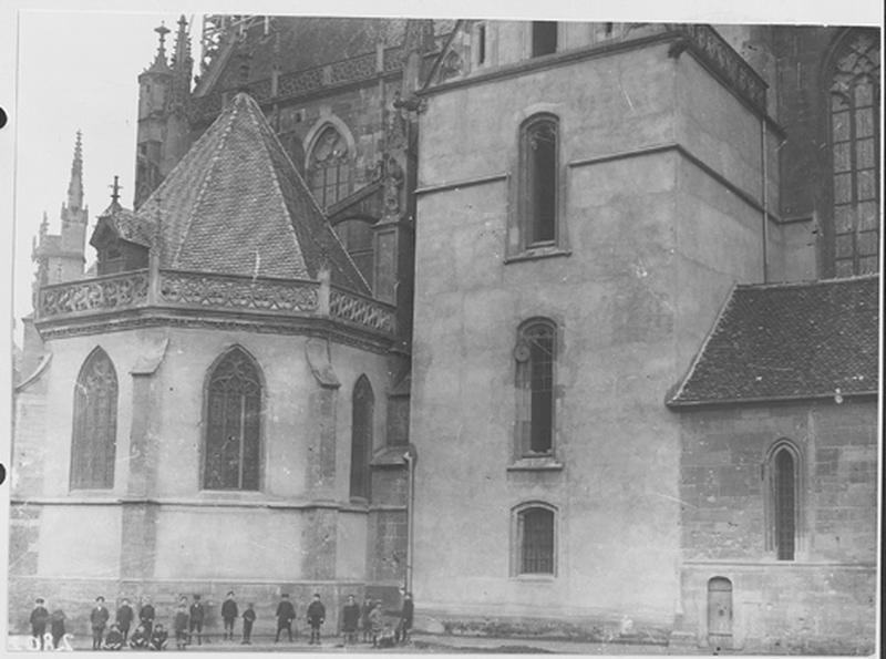 Façade sud : vue partielle avec la chapelle de la Vierge et la chapelle Saint-Thiébaut.