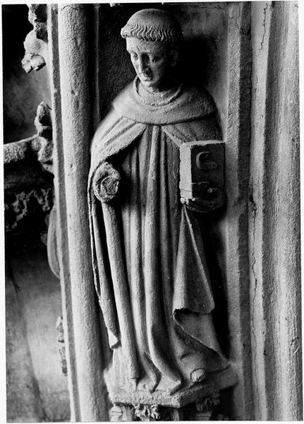 Façade ouest, portail, voussure B, scène B10: haut relief représentant le martyre de Saint Benoît.