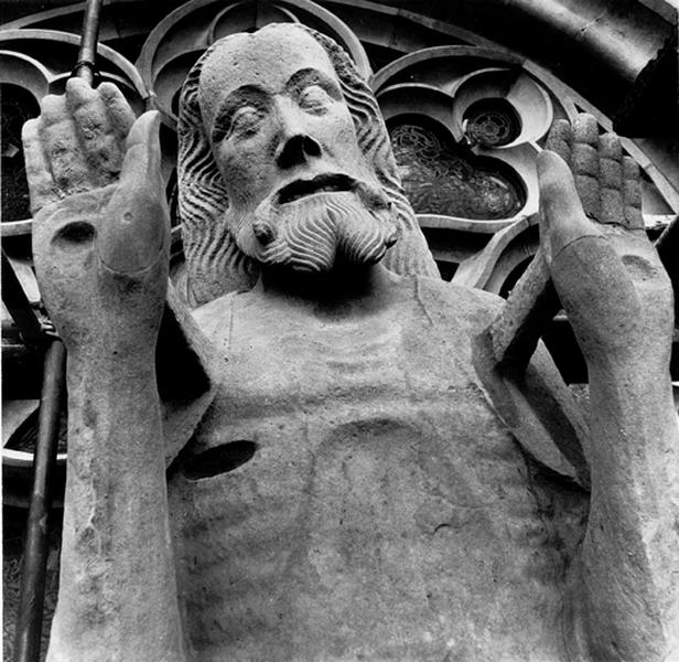 Façade ouest, sommet du portail : statue 10 du Jugement Dernier datée vers 1400 : le Christ.(détail)