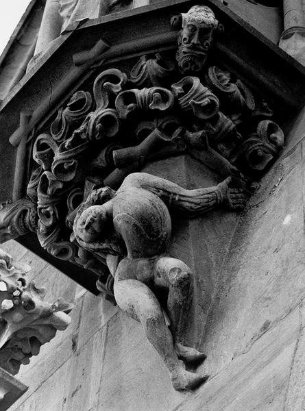 Façade ouest, sommet du pignon, console de la statue de Saint Thiébaut (13) : atlante.