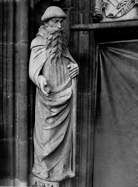 Façade ouest : statue de Saint Amarin (03), après restauration.