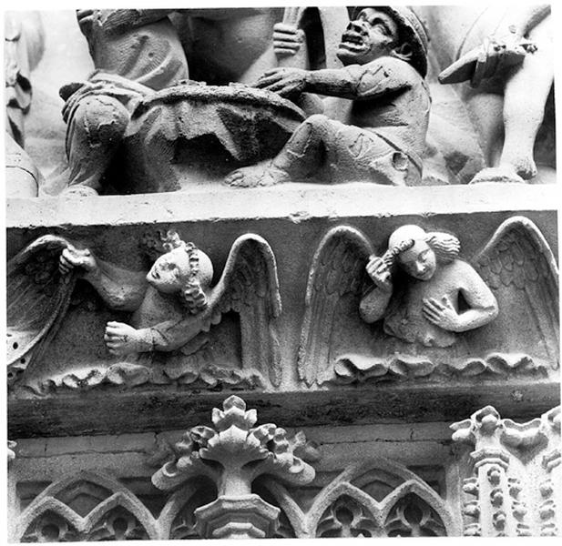 Façade ouest, portail, tympan de la Crucifixion (B), linteau de la porte gauche, détail de la bordure supérieure : anges.(détail)