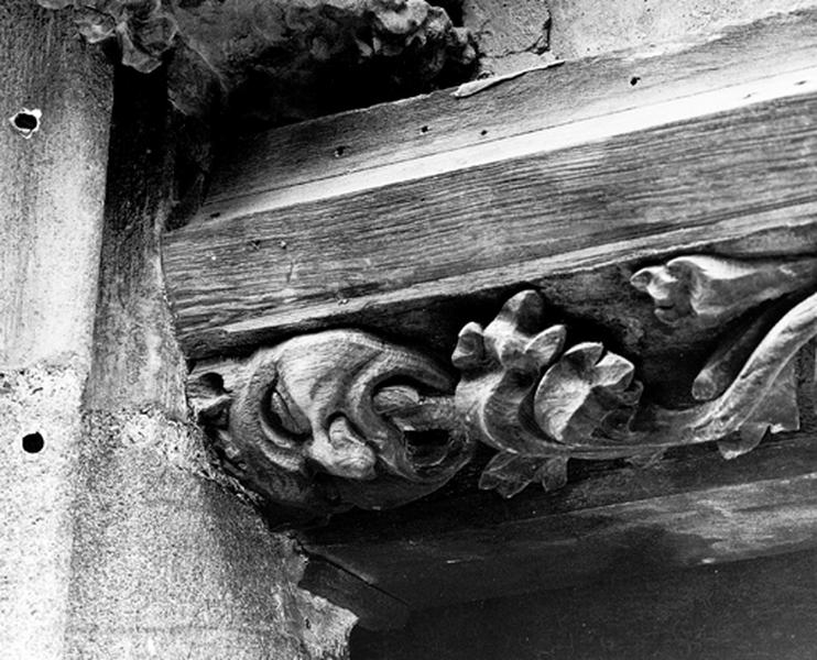 Façade ouest, portail, tympan C de la Nativité : détail du relief sculpté à la base du tympan à gauche.