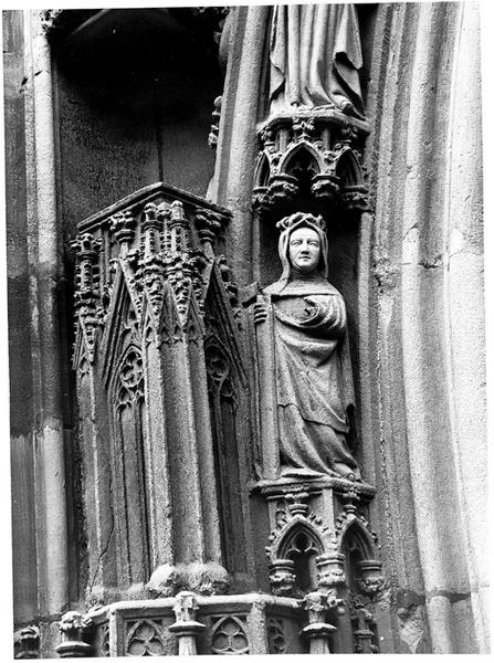 Façade ouest, portail, voussure B, scène B9: haut relief représentant le martyre de Sainte Hélène.