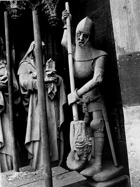 Façade ouest : statues de Saint Georges (01) et de Sainte Agathe et Sainte Claire, après restauration.