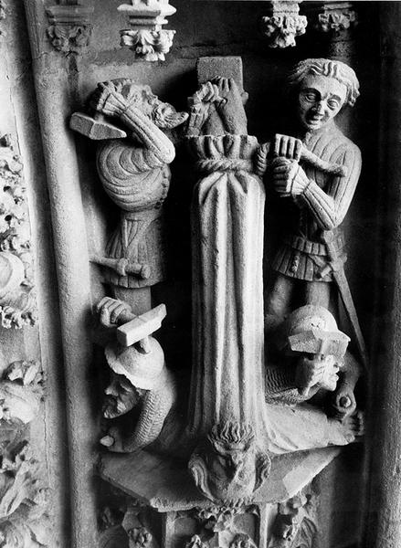 Portail ouest, voussure V, rouleau 2, relief V24 : Crucifixion de Saint Pierre.(détail)