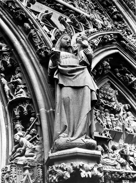 Façade ouest : statue de la Vierge à l'Enfant (08), après restauration.