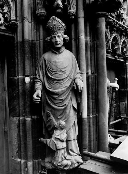 Façade ouest : statue de Saint Thiébaut (04), après restauration.