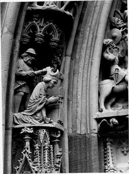 Façade ouest, portail, voussure B, scène B1 : haut relief représentant le martyre de Saint Thomas Becket (?).