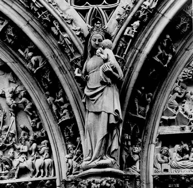 Façade ouest : statue de la Vierge à l'Enfant (08), vue de face, après restauration.